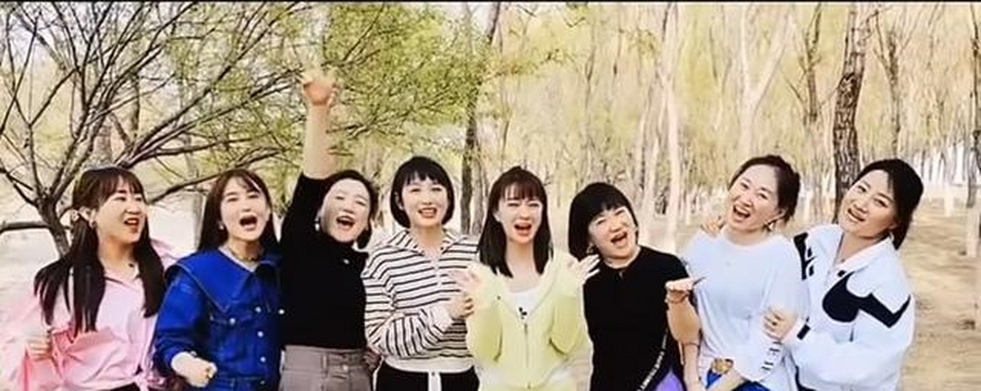 首先是剧中王木生媳妇丁宁的扮演者梁红送上祝福,她搂着严冬冬的肩膀