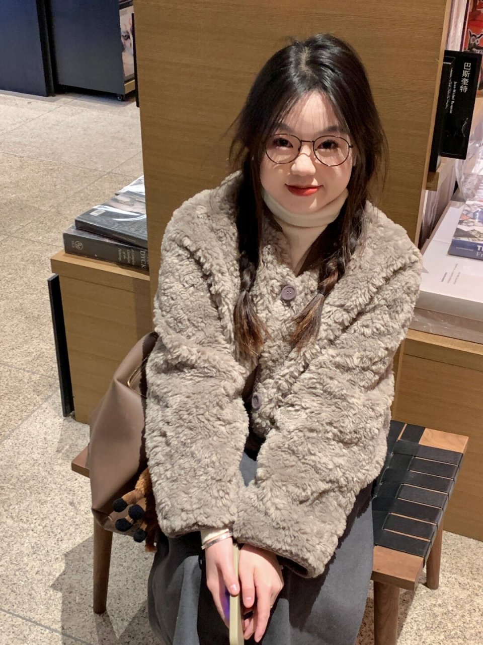 155 110斤 微胖穿搭	  155cm 110斤的微胖身材在穿搭时需要注意以下