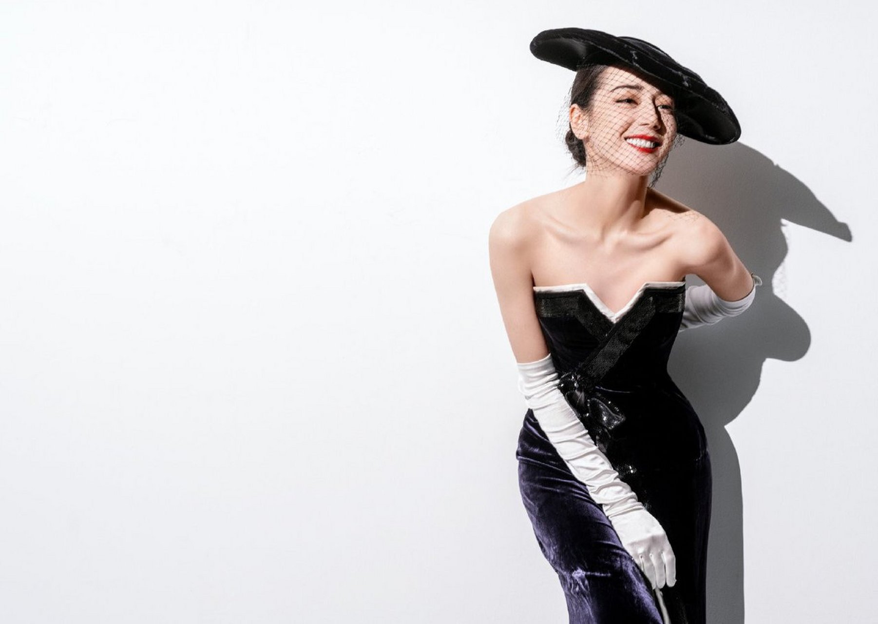 迪丽热巴 身穿黑色丝绒礼裙搭配轻纱礼帽复古亦优雅,高开衩设计从另一