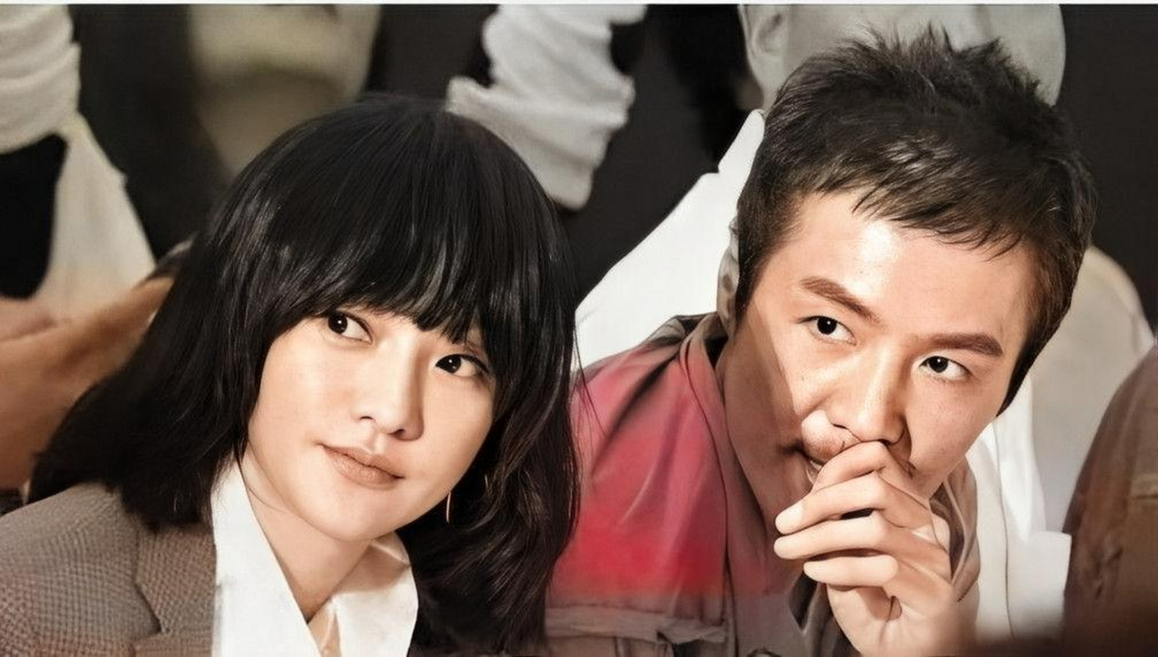 相反,他只是拿着妻子买的香烟上楼了.