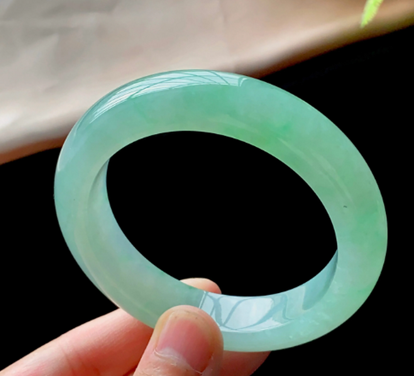 点击头像看直播##翡翠#天然翡翠冰糯满绿手镯,玉质莹润,色泽亮丽撬