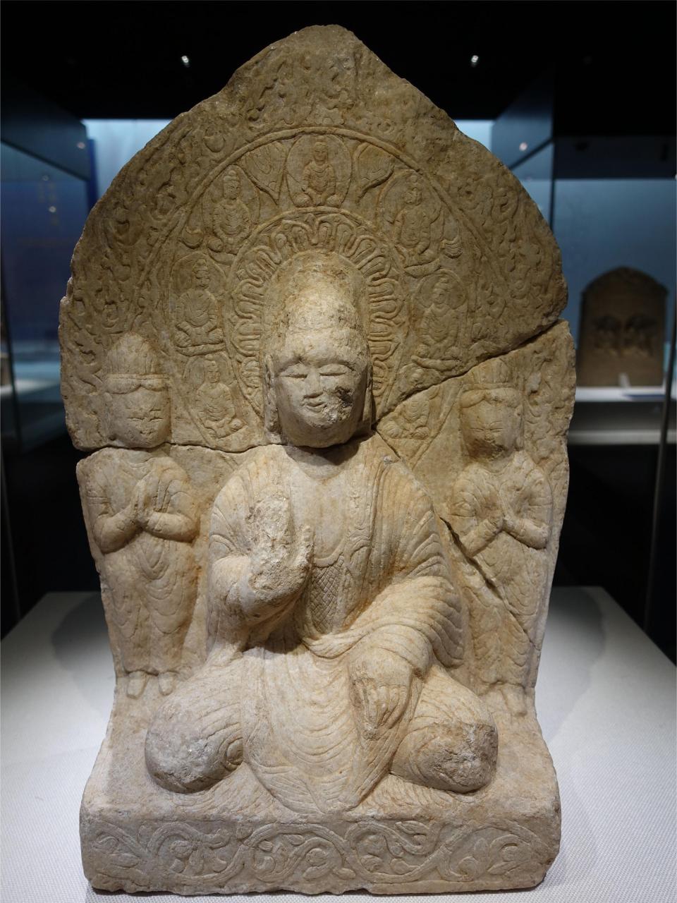 河北邯郸邺城考古博物馆藏北魏邓法念造观世音像,双龛状造像碑,坐佛三