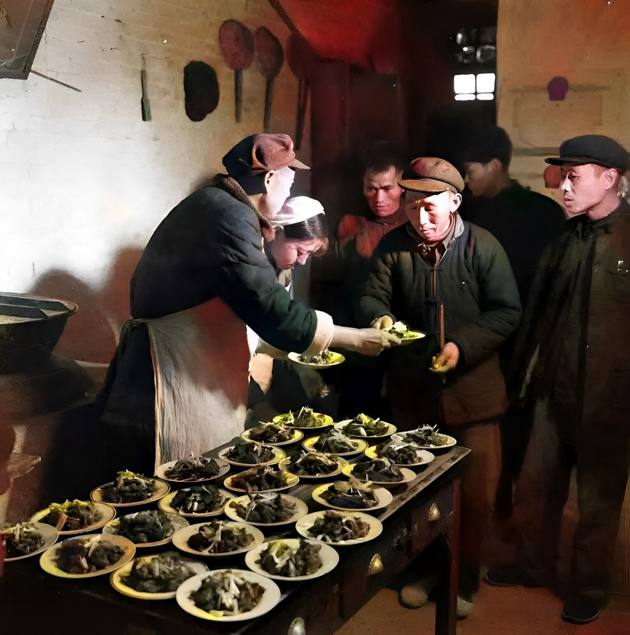 上世纪50年代,农民在田里吃饭.他们或吃或喝,都在地上吃.