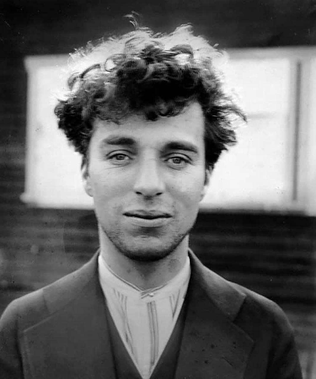 1916年,27岁的查理卓别林竟然如此帅气!