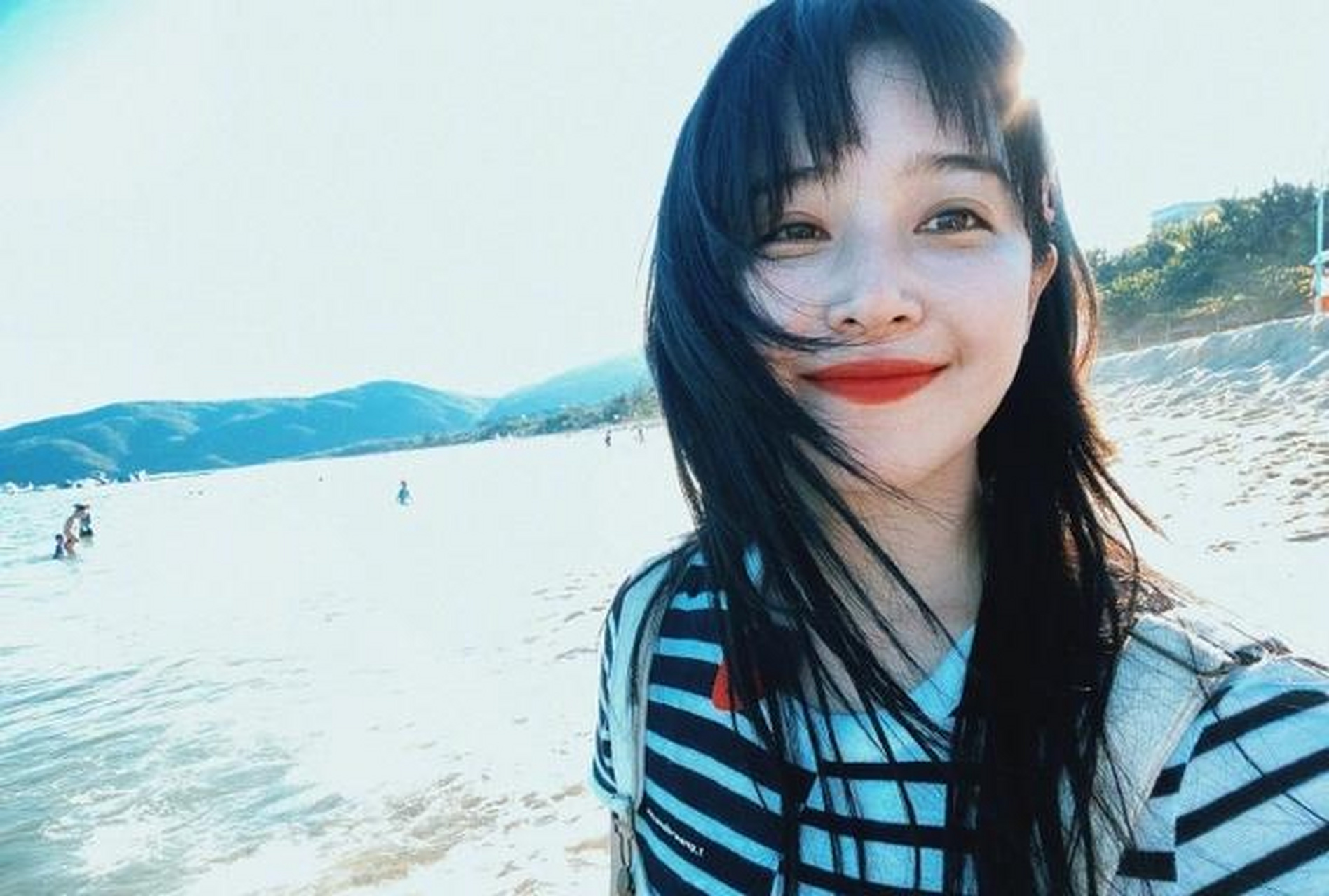 前段时间,阚清子被拍到和谢彬彬手牵手出现,谢彬彬手里还拿着行李箱