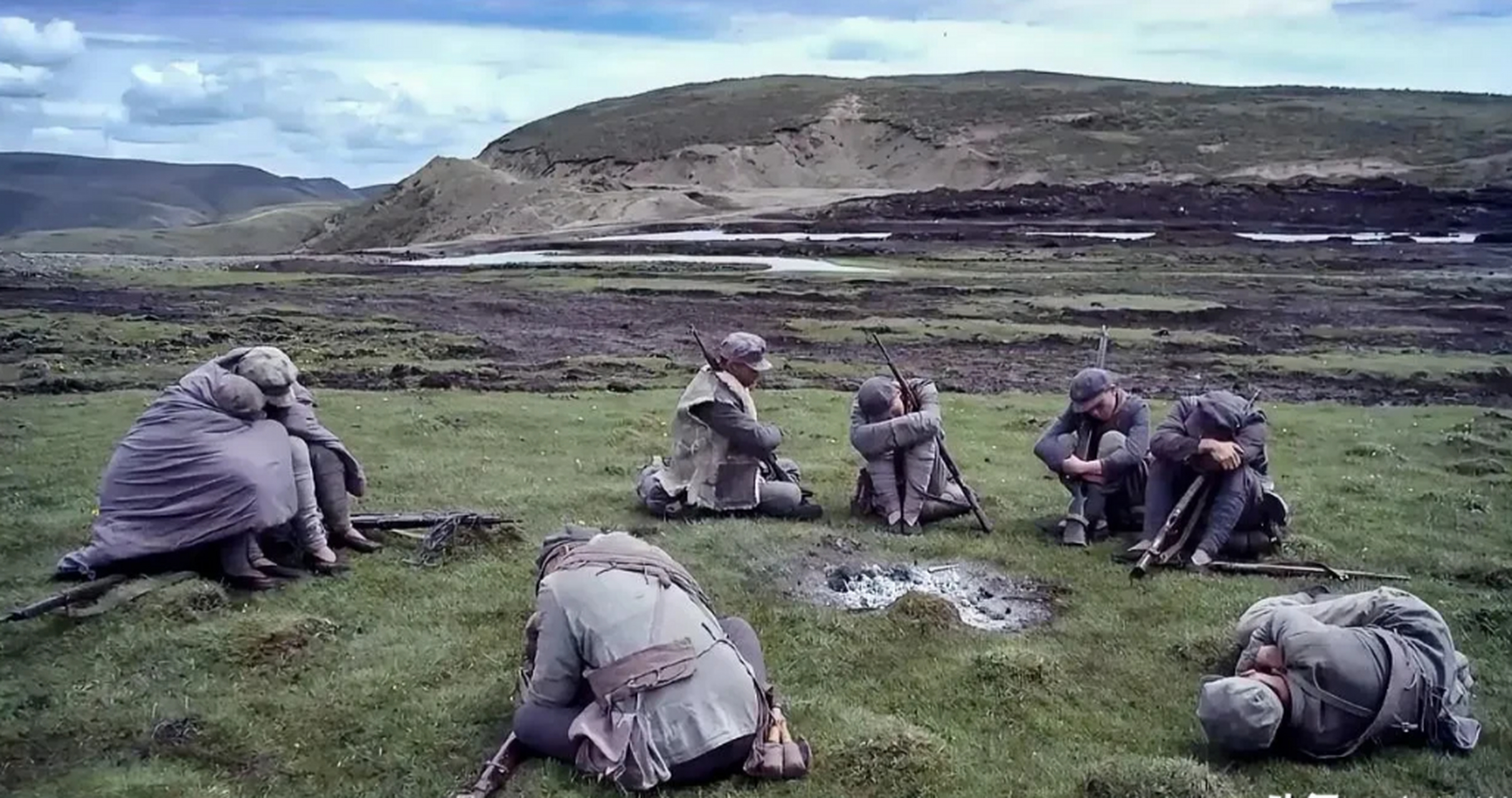 1935年,一13岁的红军小战士在过草地时因为尿急离开了队伍.