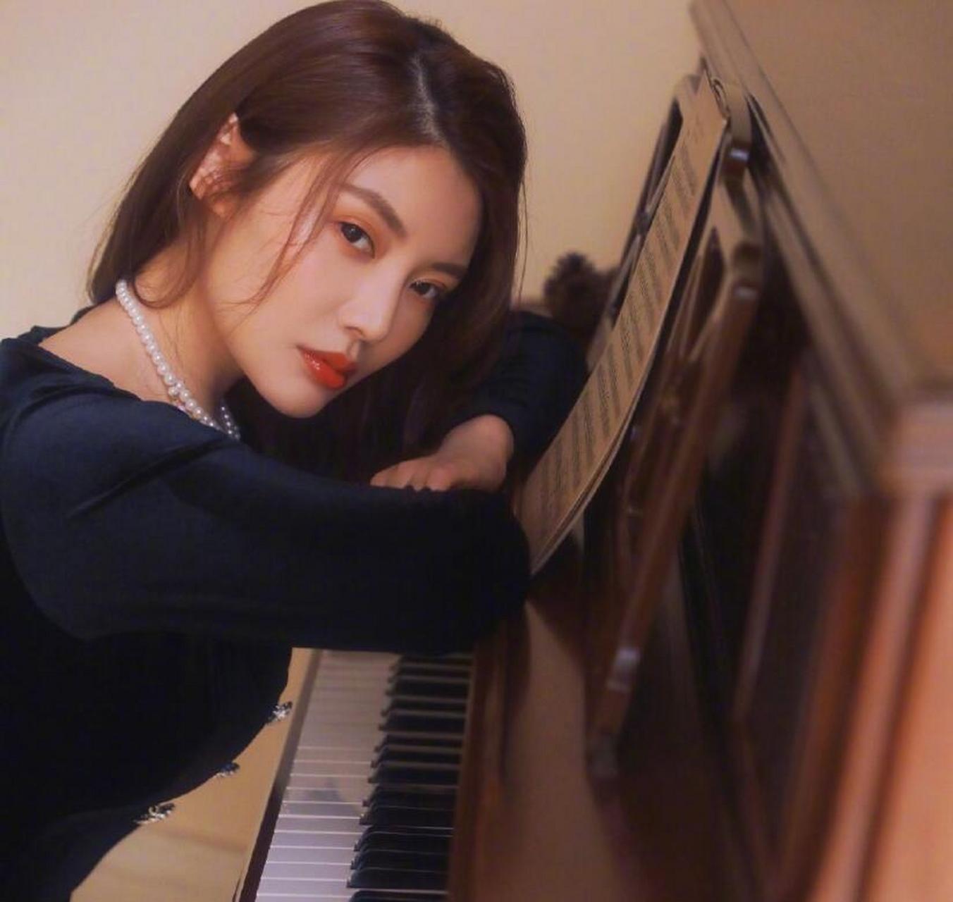 性感优雅的大嫂#徐冬冬# 身穿深v蓝丝绒长裙,肤白貌美,身材丰腴,前凸