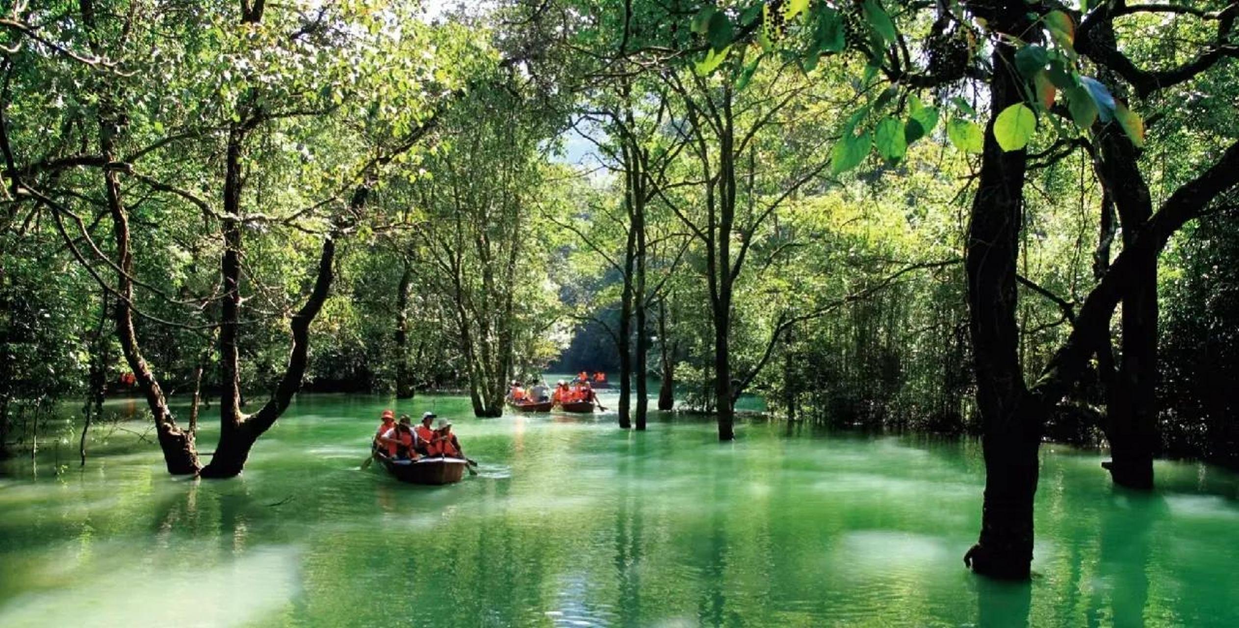 贵州荔波小七孔,水上森林,峡谷瀑布,还有绿宝石般的潭水,南方的避暑