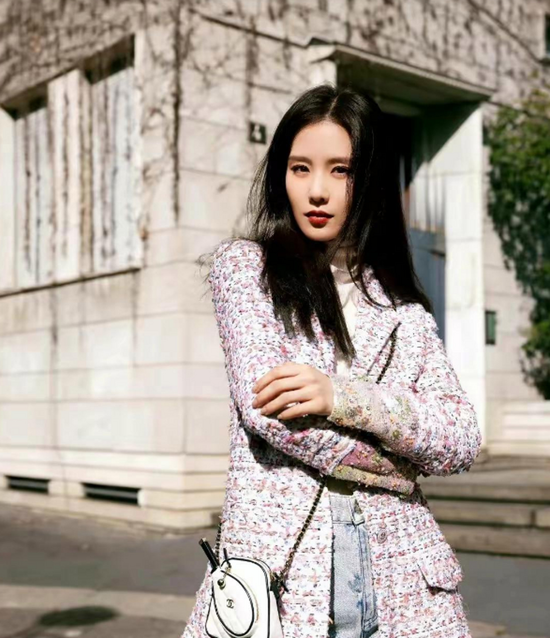 刘诗诗穿粉色小香风外套,搭配浅色牛仔裤,清爽干净,甜美优雅.