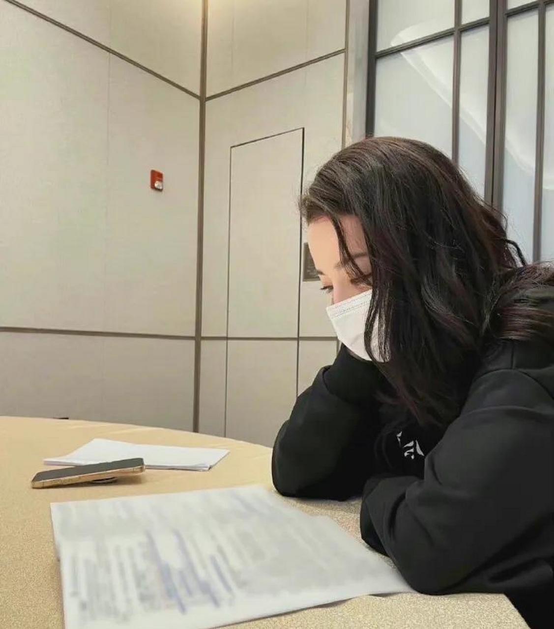 gif创作人# 迪丽热巴 努力工作的样子,更美了 所谓台上一分钟,台下十