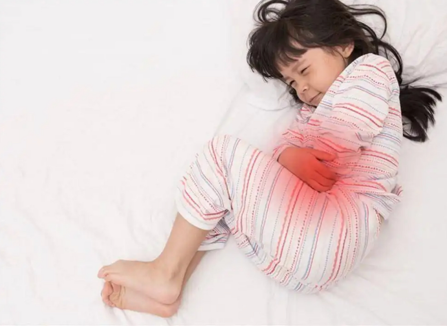 7岁的小女孩,妈妈给她换内裤时发现有血渍,以为是性早熟来月经了.