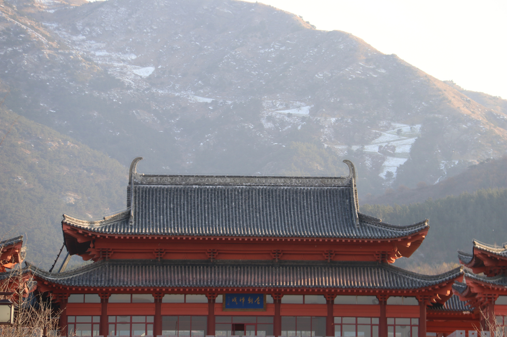 胶东名胜——烟台市福山区的峆垆寺,因地处峆垆寺的北麓而得名.