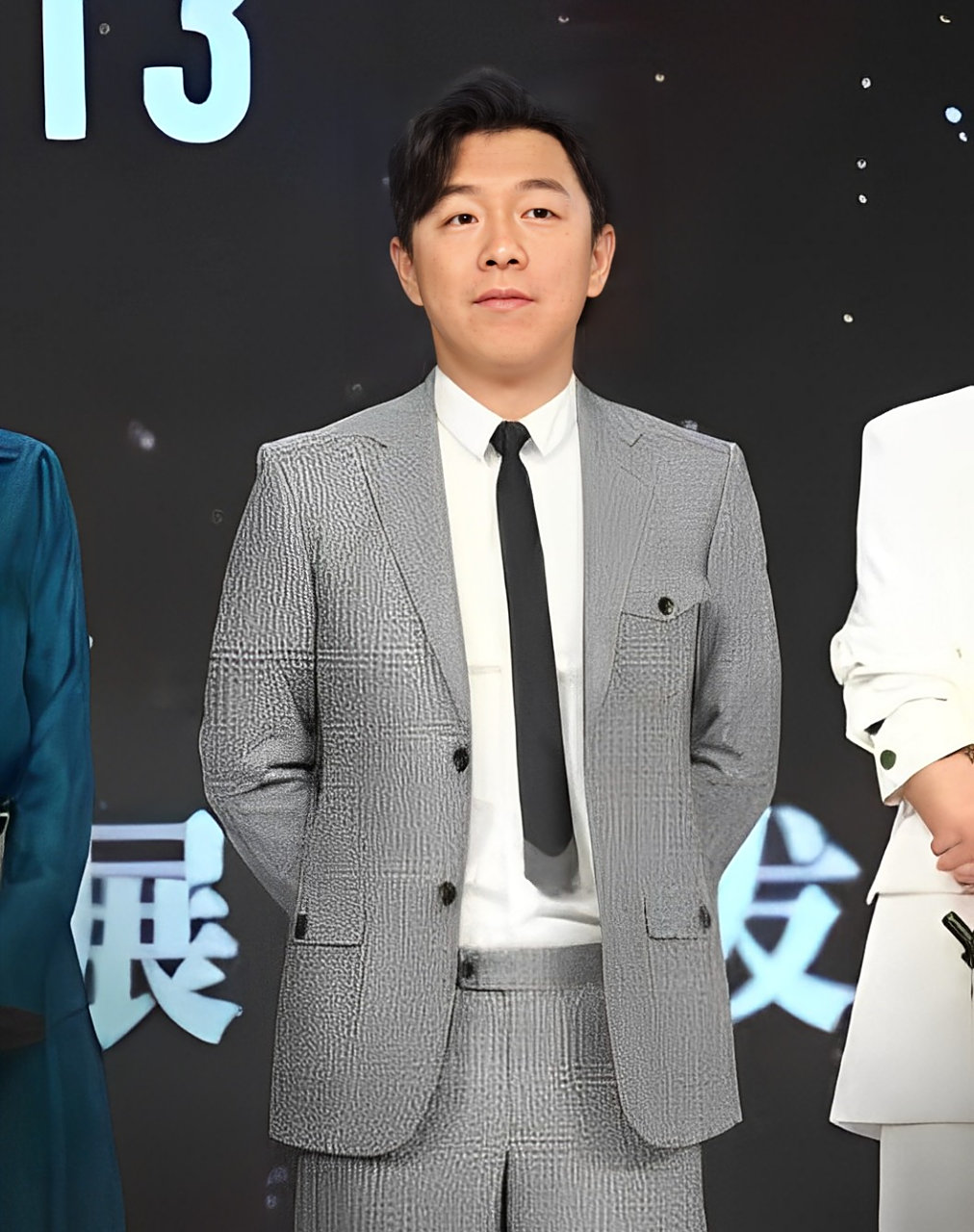 黄渤和警察同框合影,几乎被认为有罪  黄渤站在中间,耸着肩膀,双手