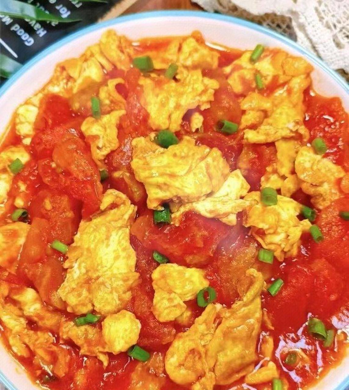 食材:西红柿2个,鸡蛋4个,盐,葱,白糖,蕃茄酱,生抽.