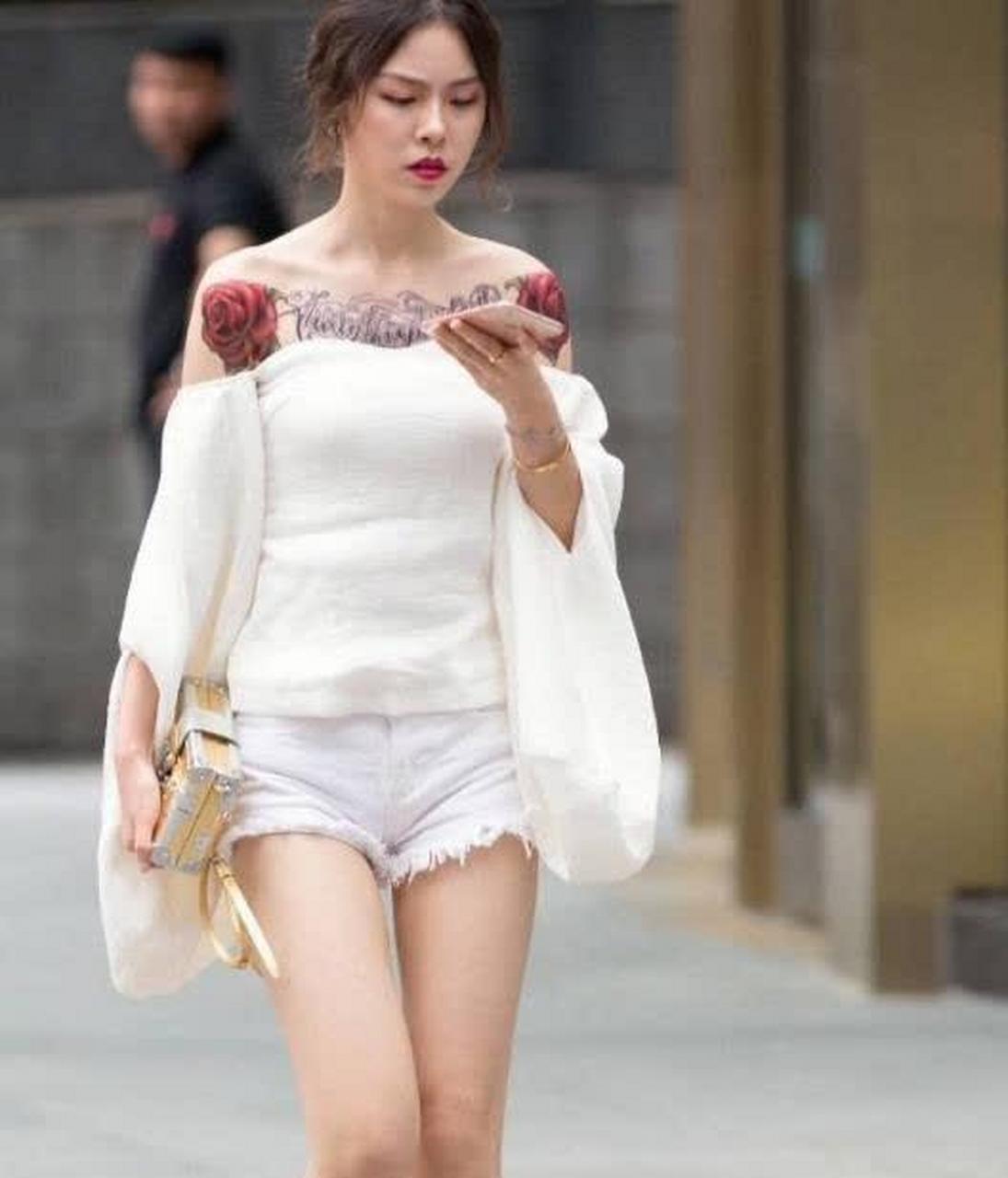 绰约多姿的90后少妇,身材微微胖,胸前的纹身很亮眼