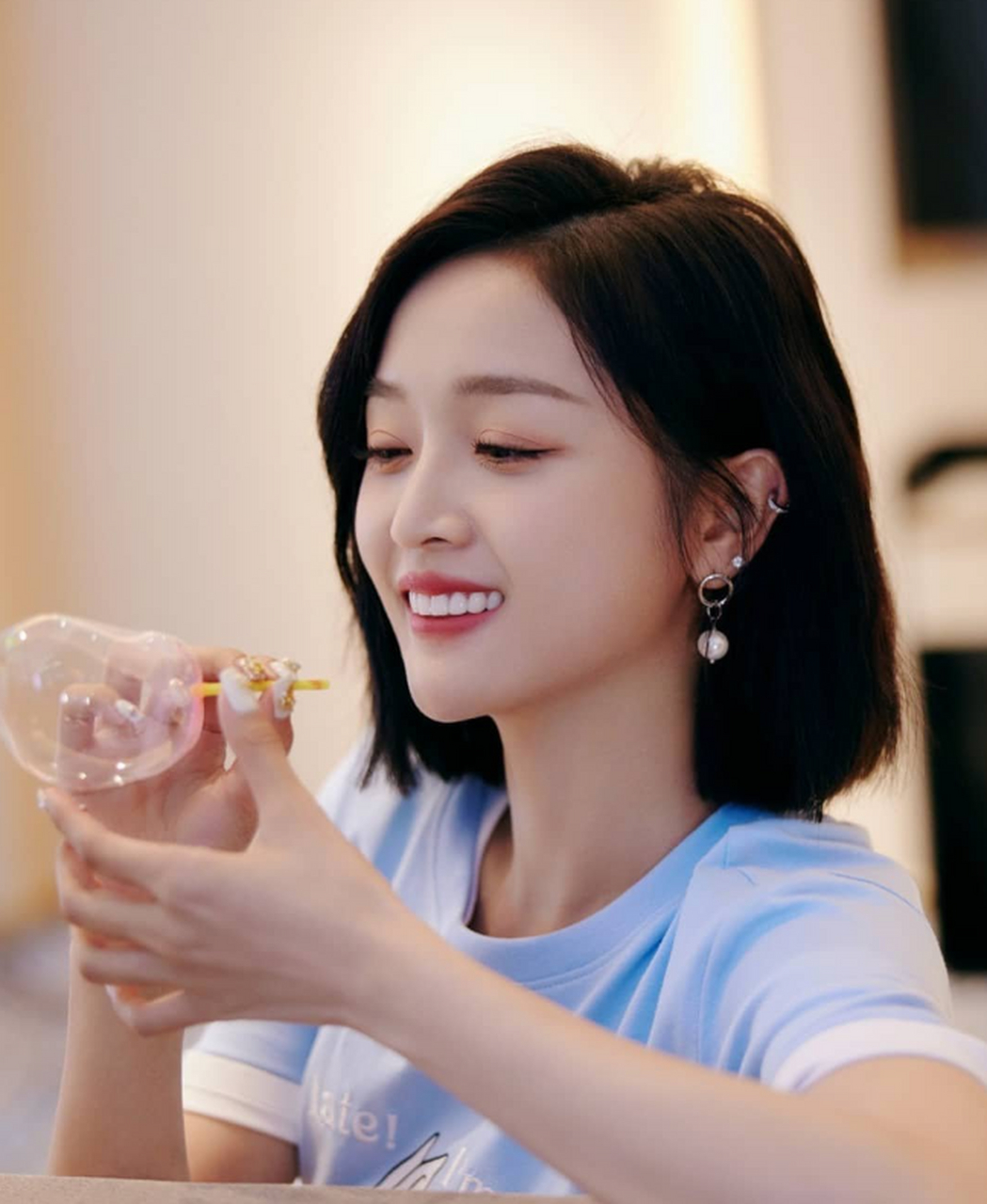 甜美可人的#吴宣仪# 清爽短发配t恤,娇嗔欲滴,美艳动人.