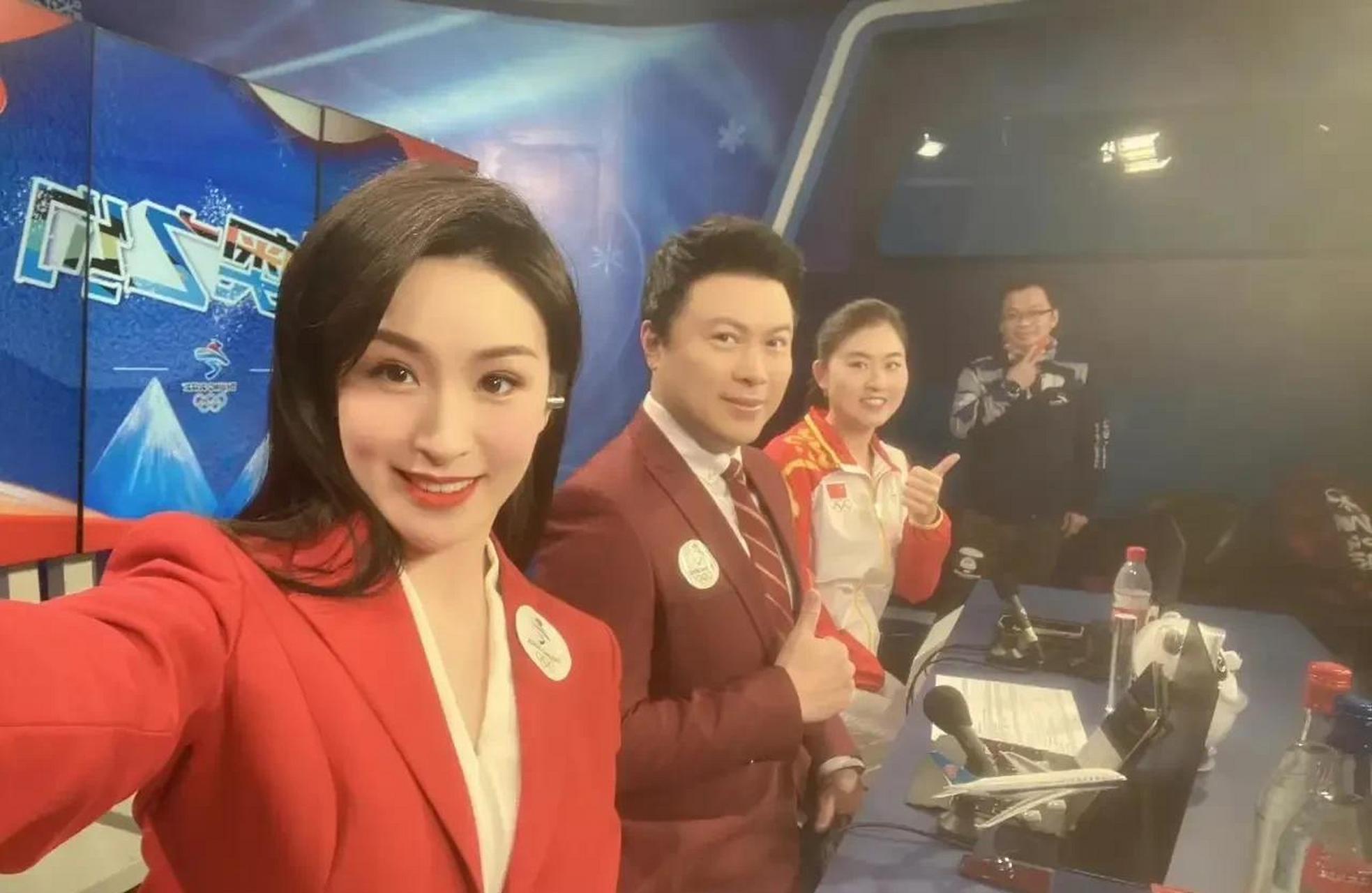 gif创作人# 近日广东台美女主持人周悦珊在网上晒美照,并配文约定