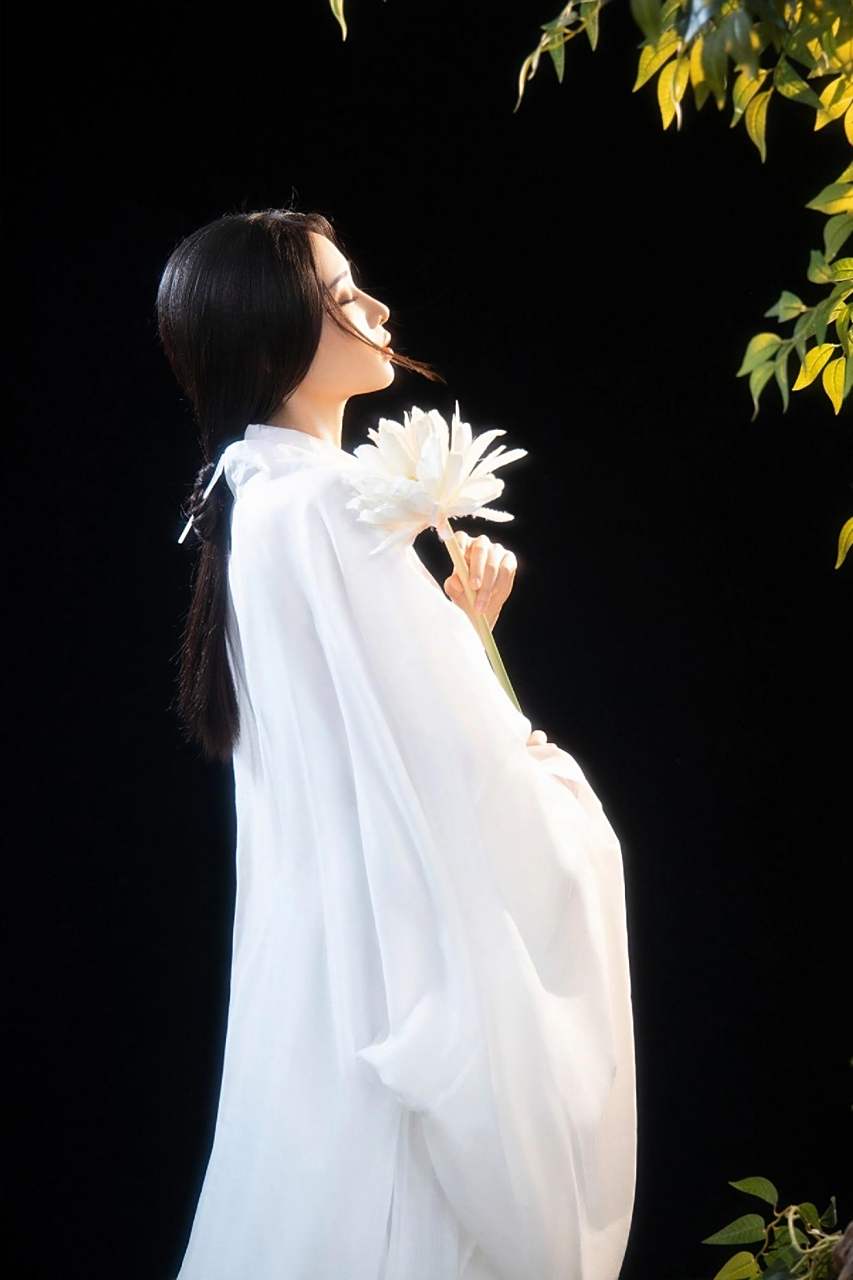 清风瑟瑟神欲来,一袭白衣汉服配长发飘飘的样子,真的好仙
