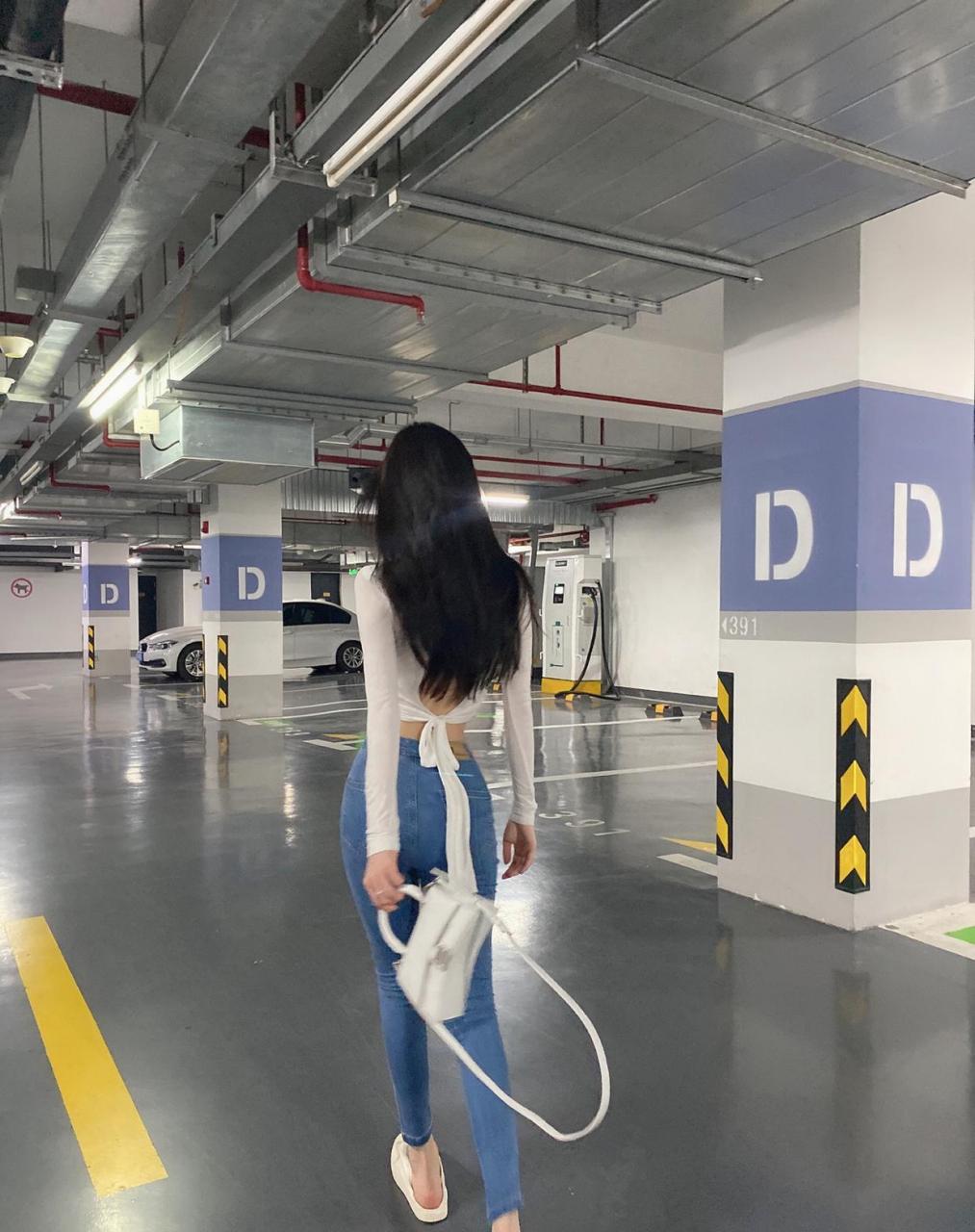 露背性感上衣,做个背影杀手锏