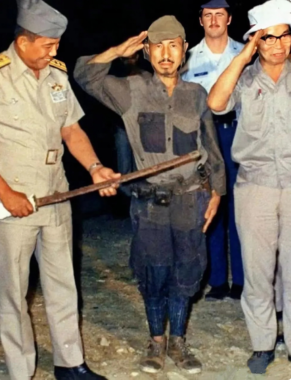 1974年,小野田宽郎的投降照片被拍摄了下来.