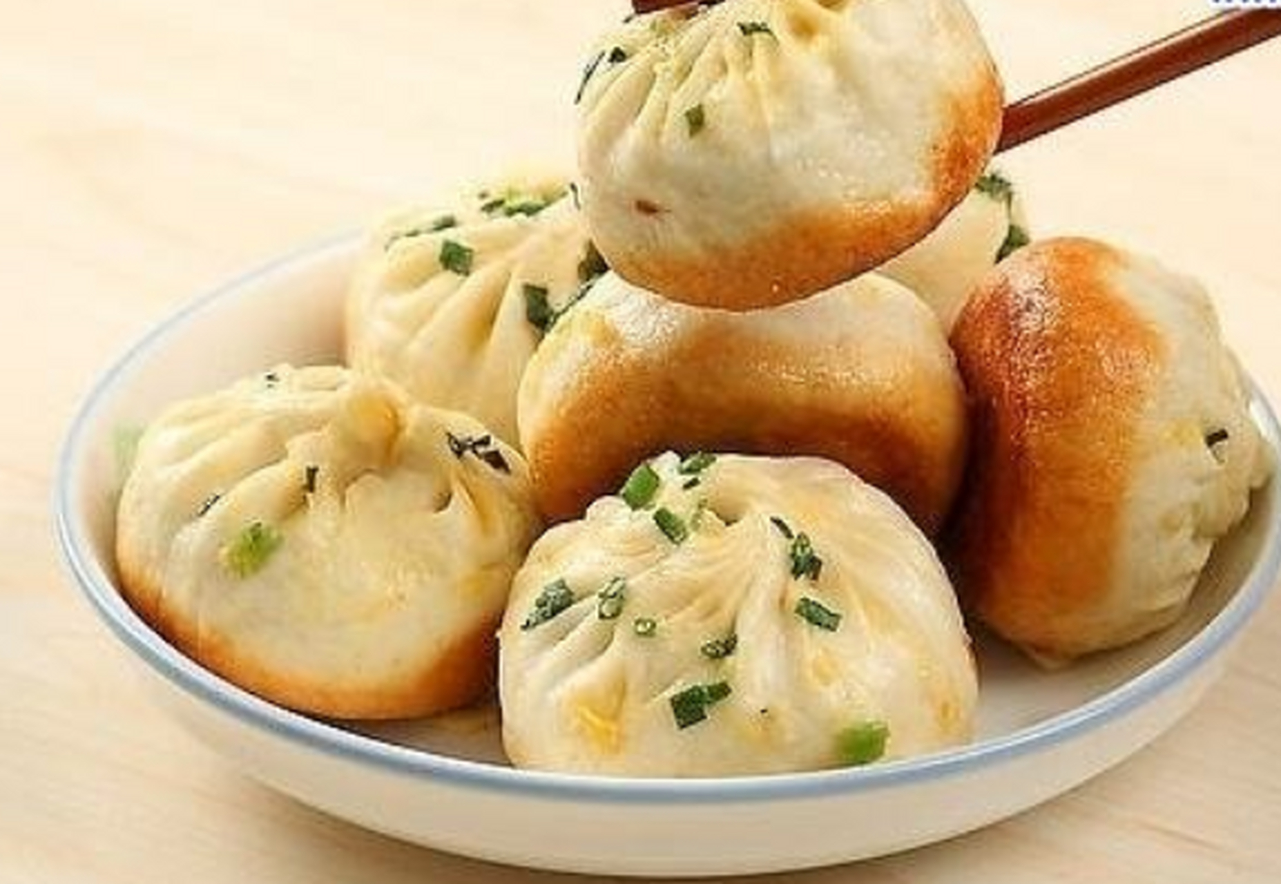 上海生煎馒头   2. 蟹壳黄   3. 排骨年糕   4. 四喜烤麸   5.