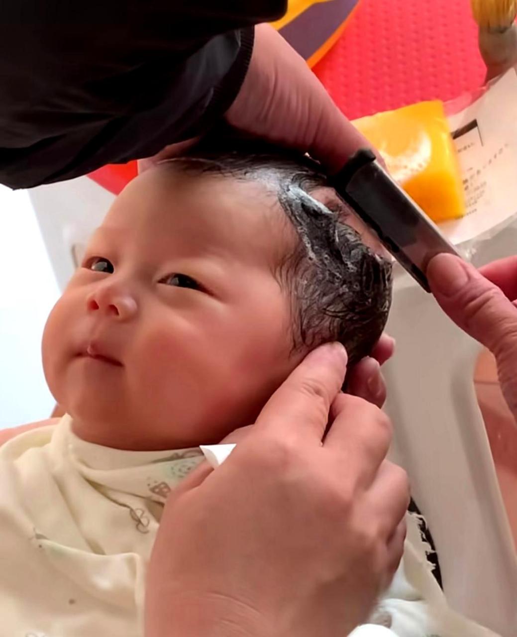 表哥家的孩子满月剃头,真是可爱极了!