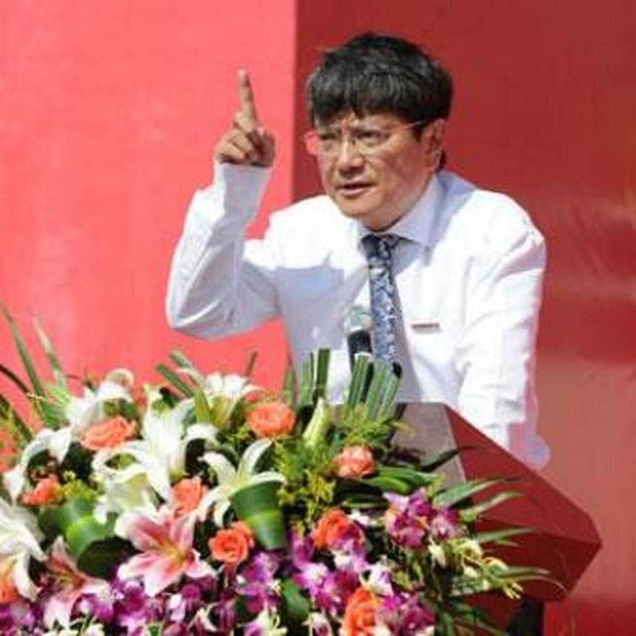 一次,郑强在衡水中学演讲,晒出一张照片,问:有谁认识他吗?