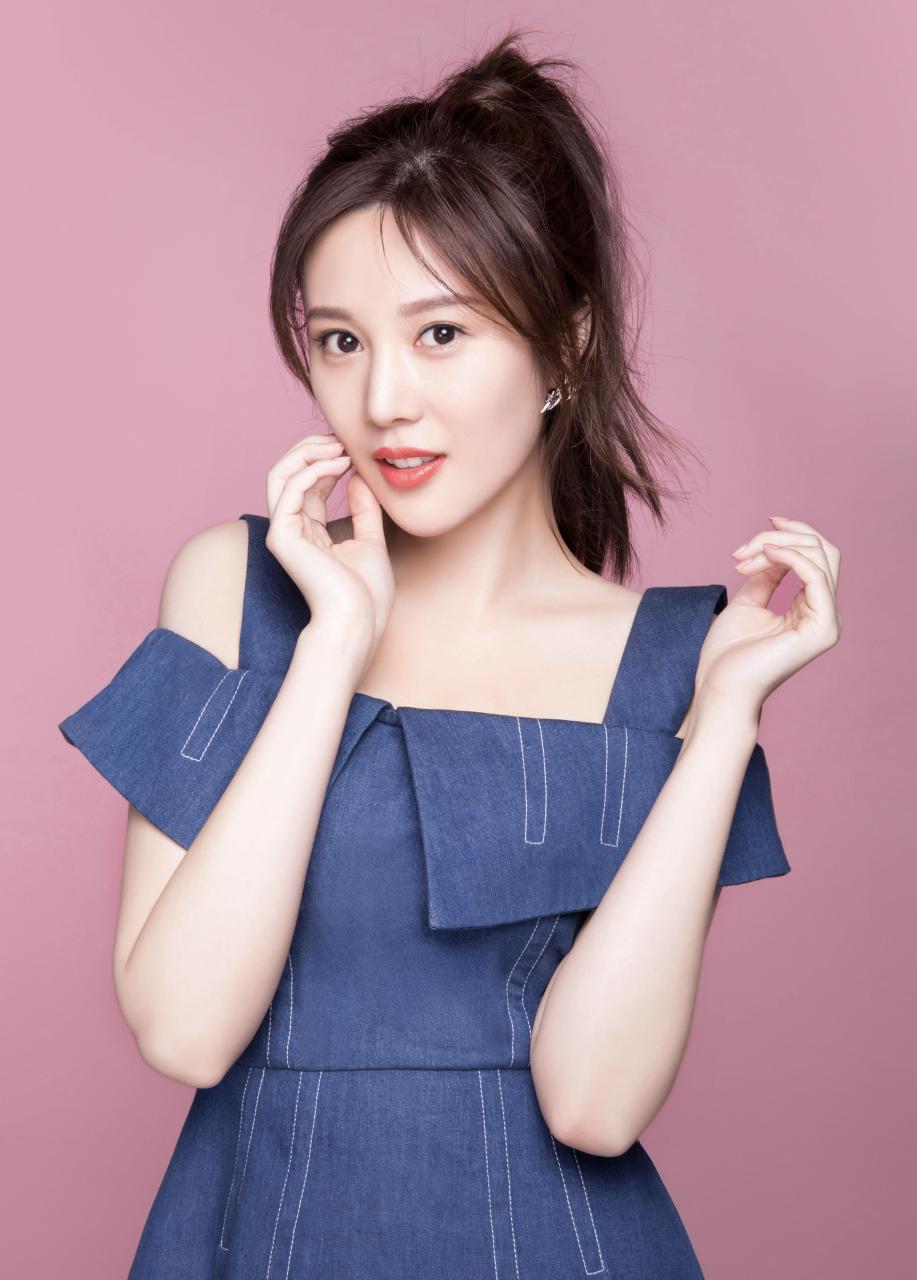 邬靖靖:秀丽多姿,妩媚动人