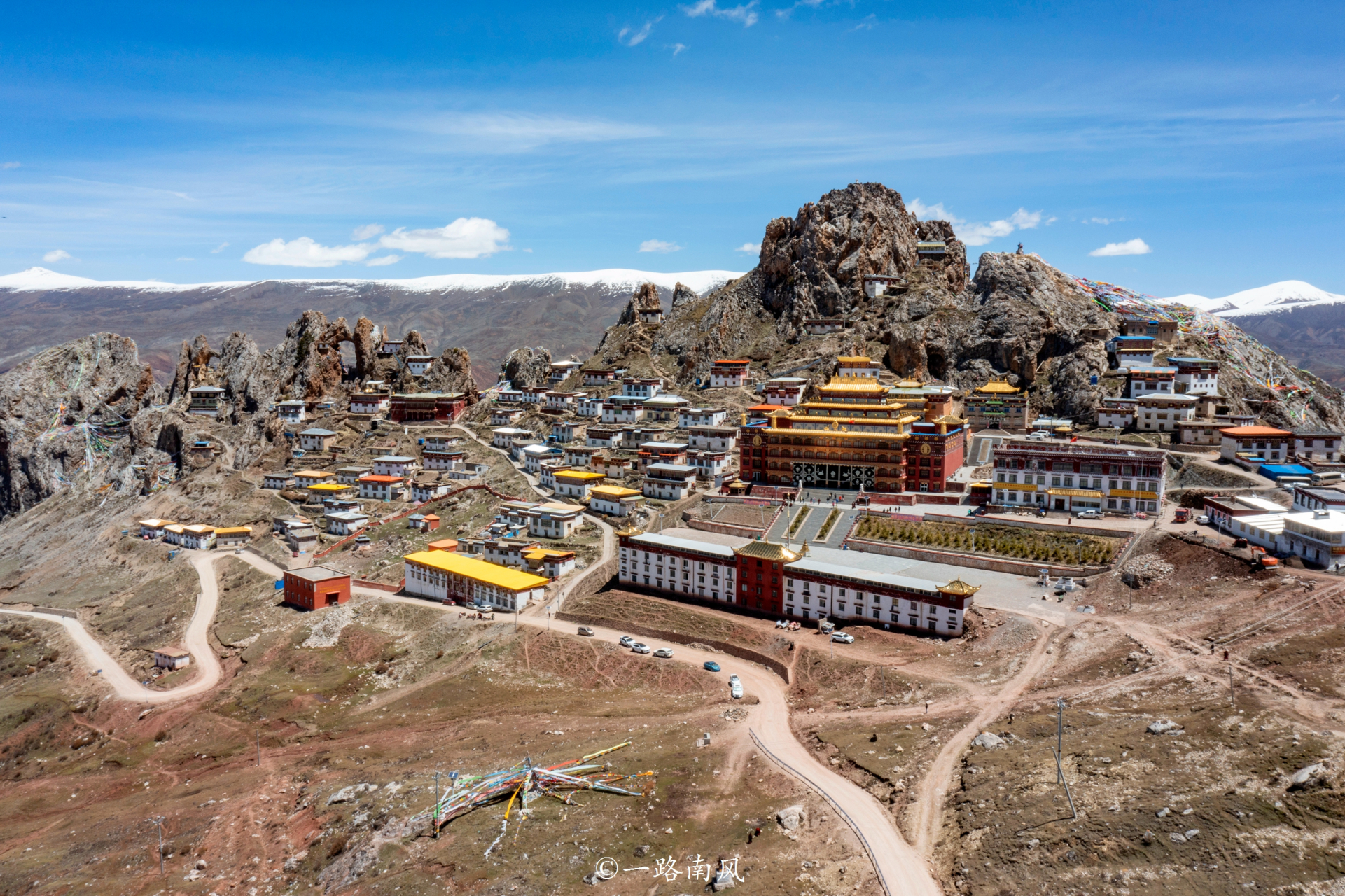 昌都绝美孜珠寺,海拔大约4800米,被称为"天空之城",山上还有世界上