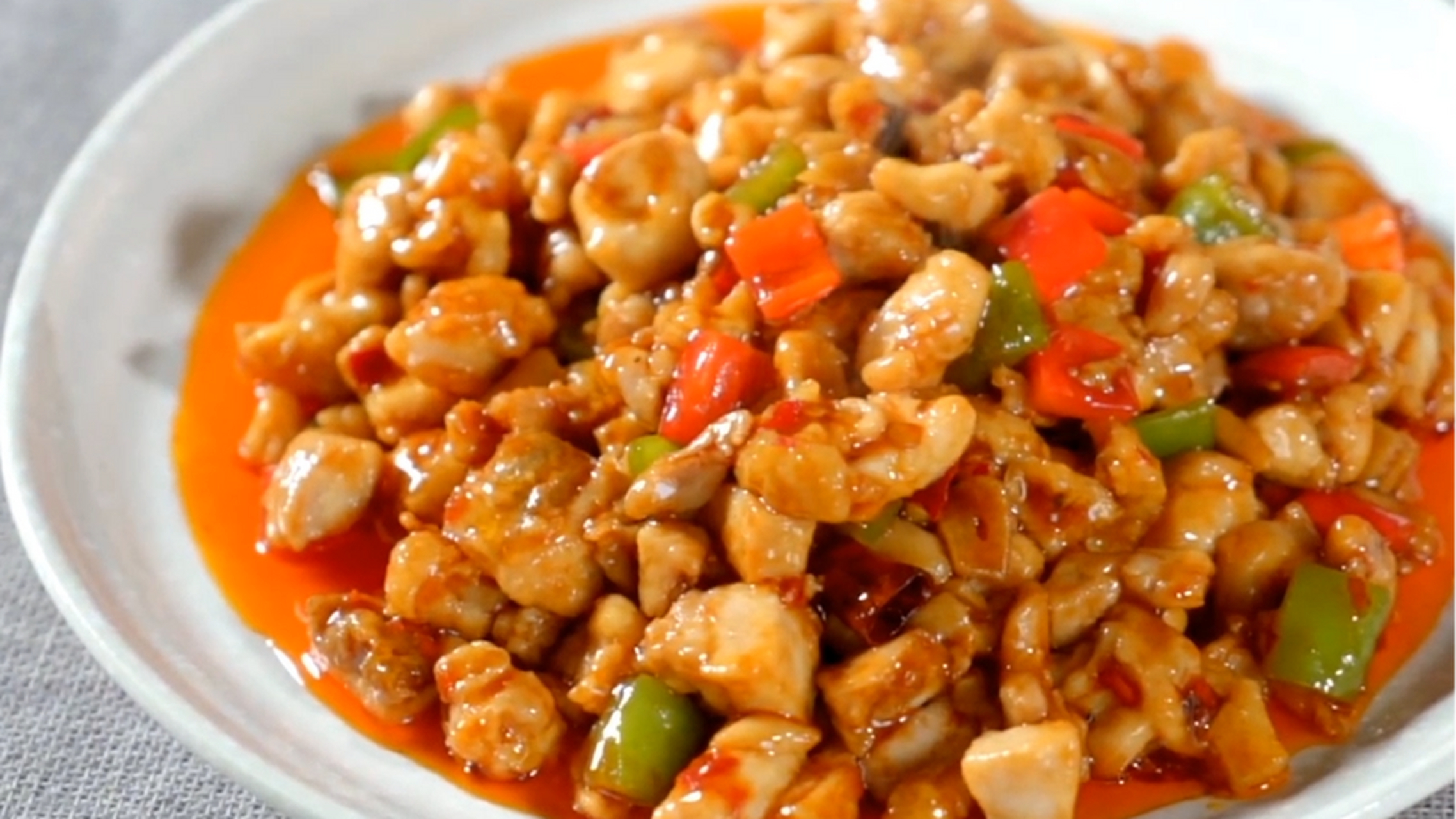 99辣子鸡丁的做法99 95辣子鸡丁是一道传统的川菜菜品,以鸡肉为
