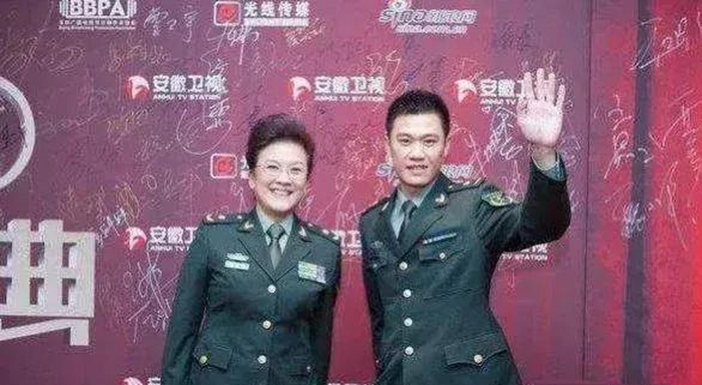 宋春丽与侄子宋楚炎的合影,宋春丽由于自己没有孩子,所以对侄子疼爱有