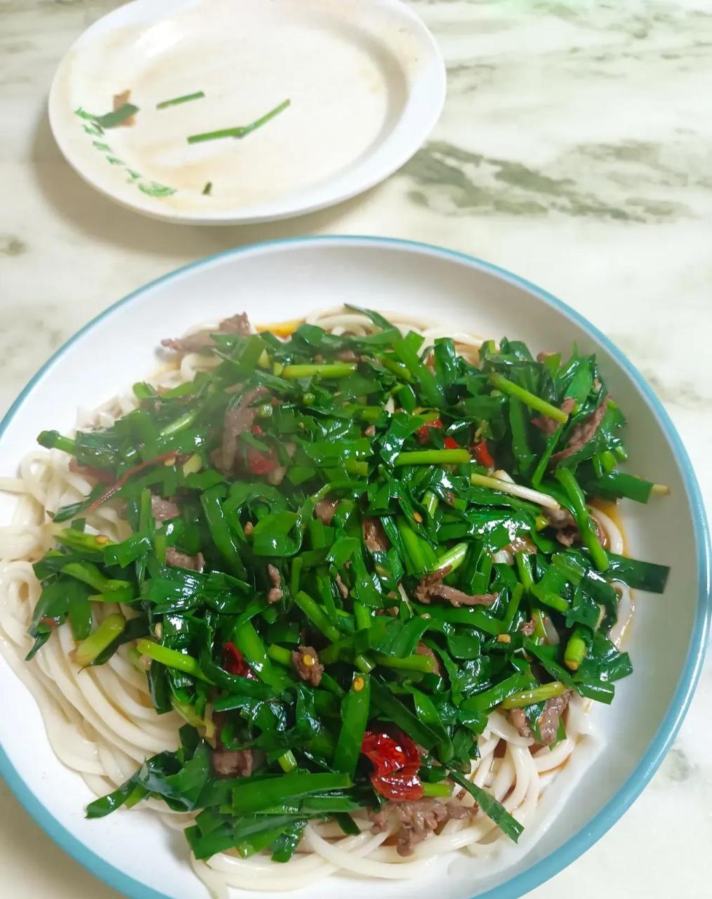 乌鲁木齐头条# 新兴街回香缘,红山路小马22元韭菜肉拌面和文艺路啦