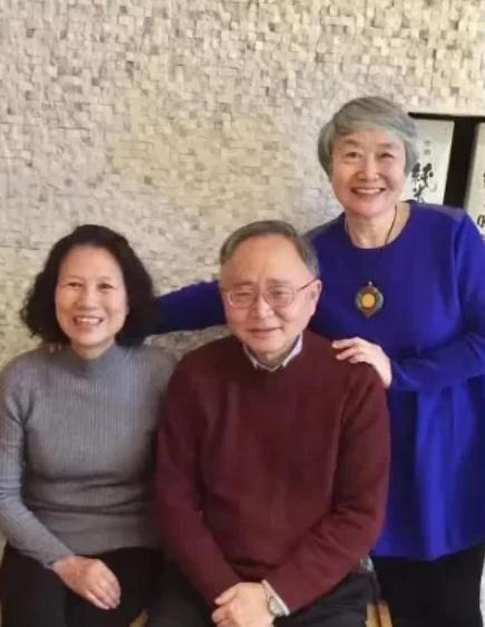 作为开国上将谢富治的独女,谢小沁自小便被严格要求.