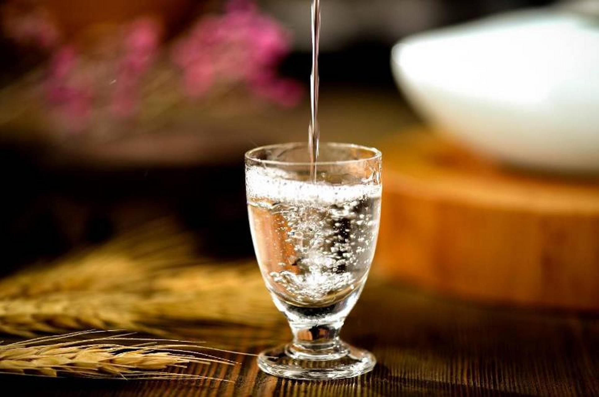 无论去谁家喝酒,切记"3件事"不要做,关系再好都不行,伤感情  生活中