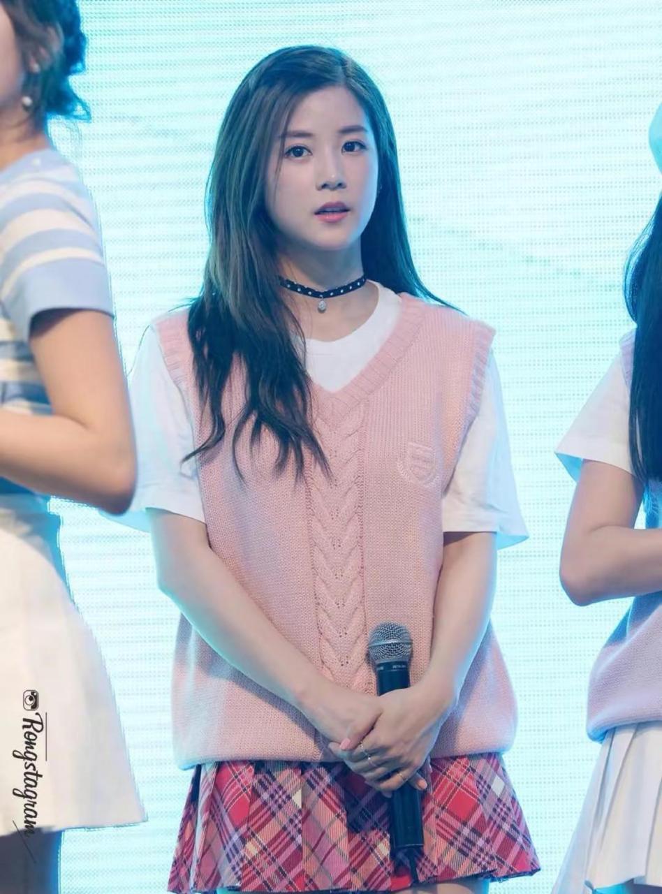 朴初珑,韩国apink组合的队长,当然是看她们组合的no no no认识她的