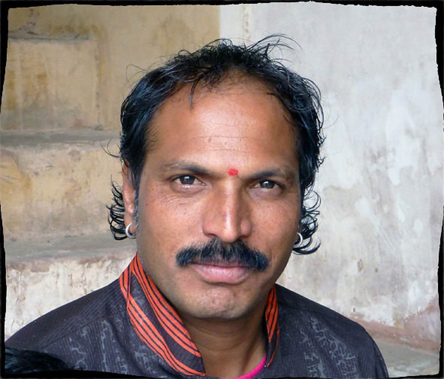 印度绝大多数人肤色都是黑的,不过按照人种划分,他们却是白种人.