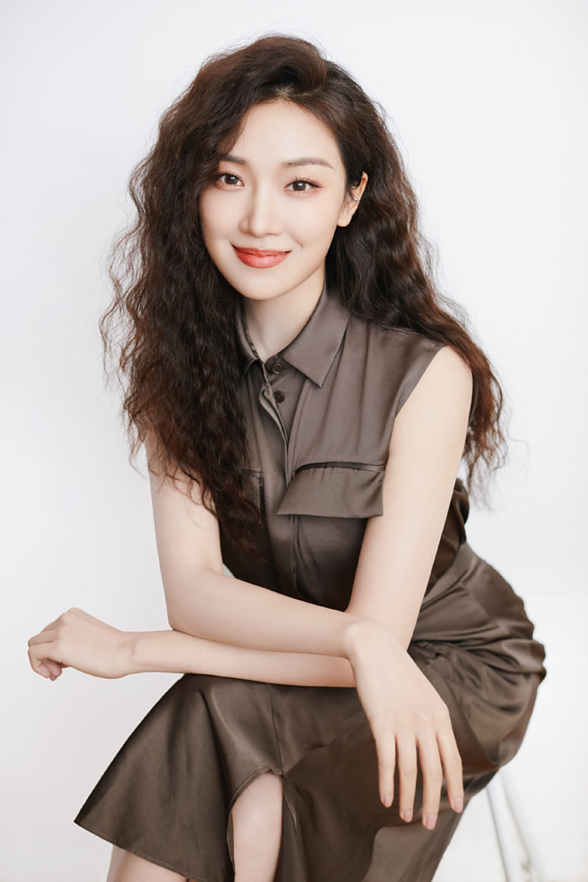 菅纫姿羊毛卷巧克力色系造型:菅纫姿新烫的发型如何呢?