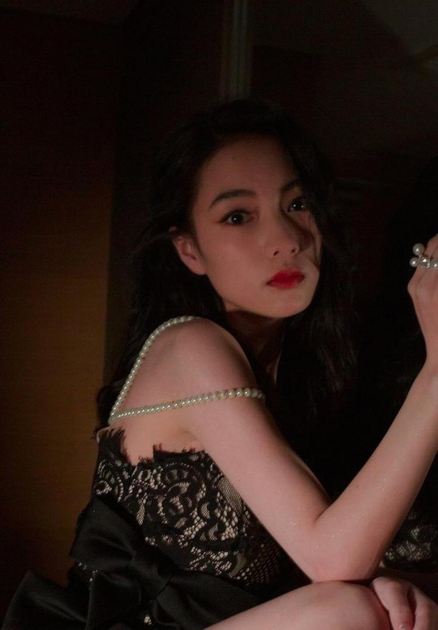 gif创作人# 中国内地新晋女演员叶可儿,近期与吴亦凡传出的新恋情