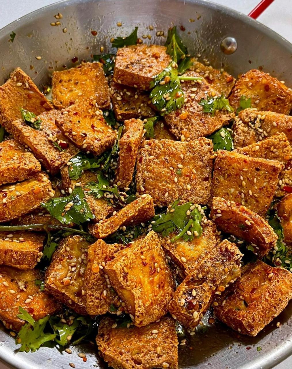 锅里热油把豆腐炸至金黄色脆脆的捞出 ?