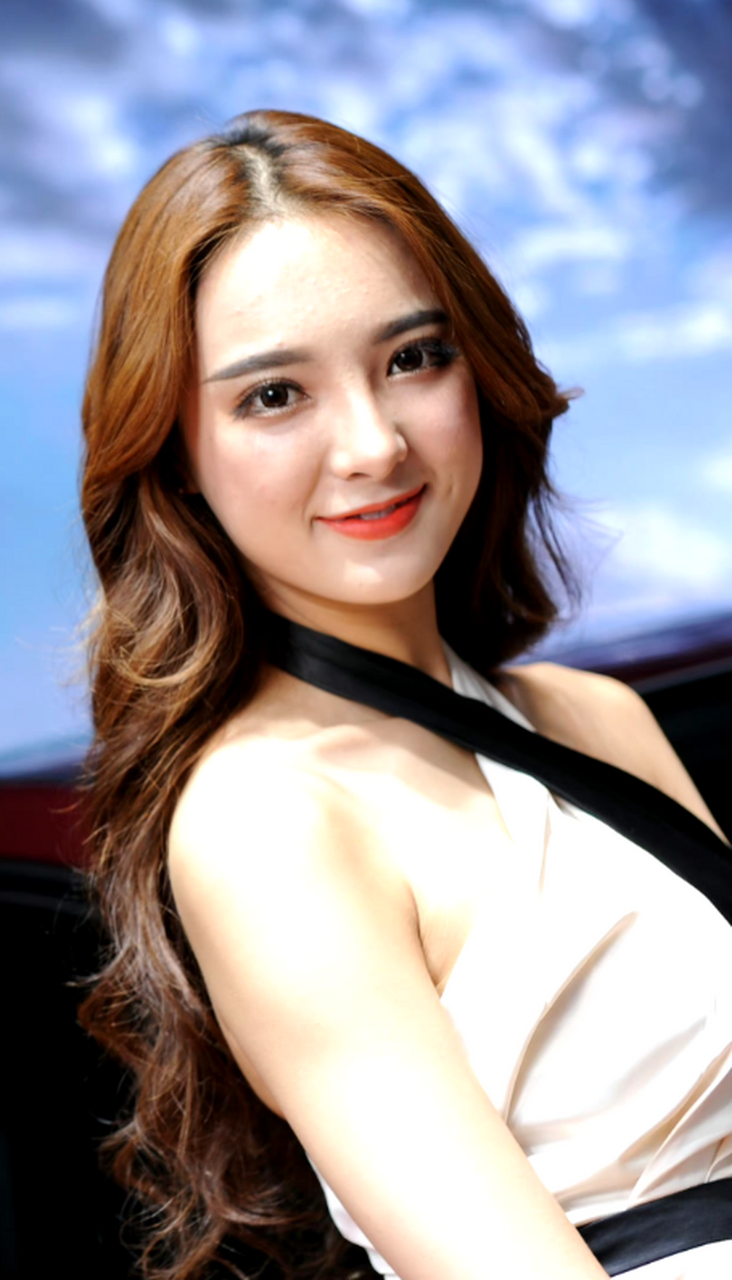 微胖长发美女车模