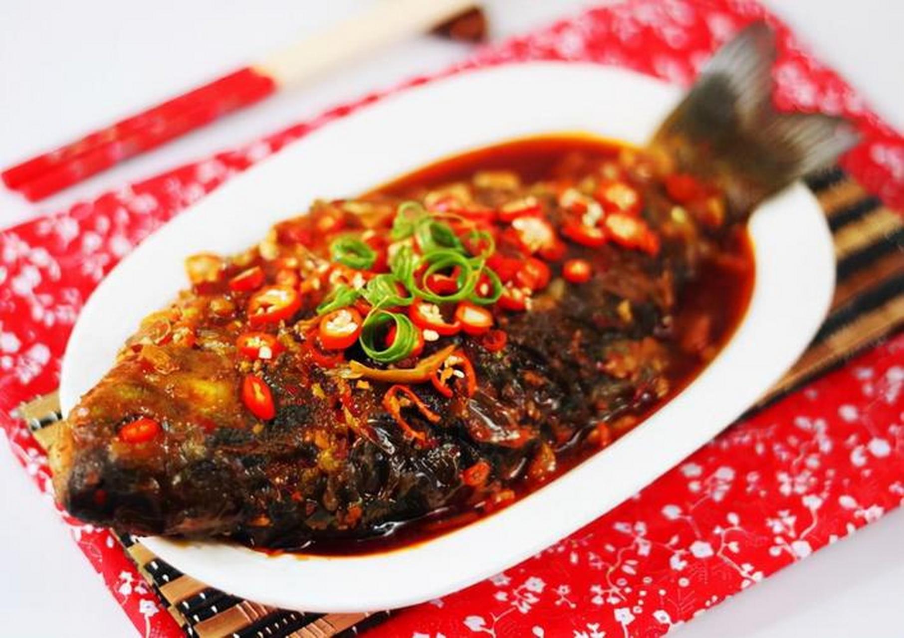 99红烧鲤鱼的做法99 94红烧鲤鱼是一道传统的中式红烧菜肴,以