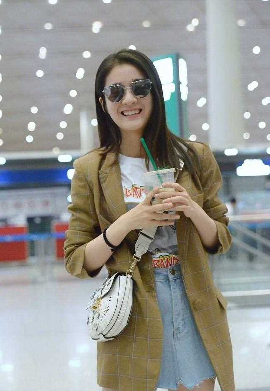 张雪迎机场生图太真实了,格纹西装配短裙简约俏皮,不p腿真是良心女