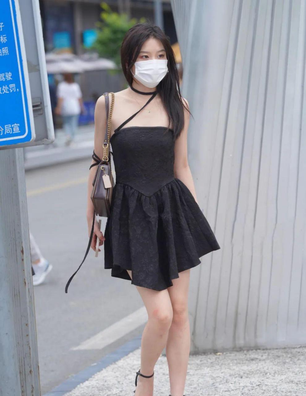 穿黑衣的时尚女生