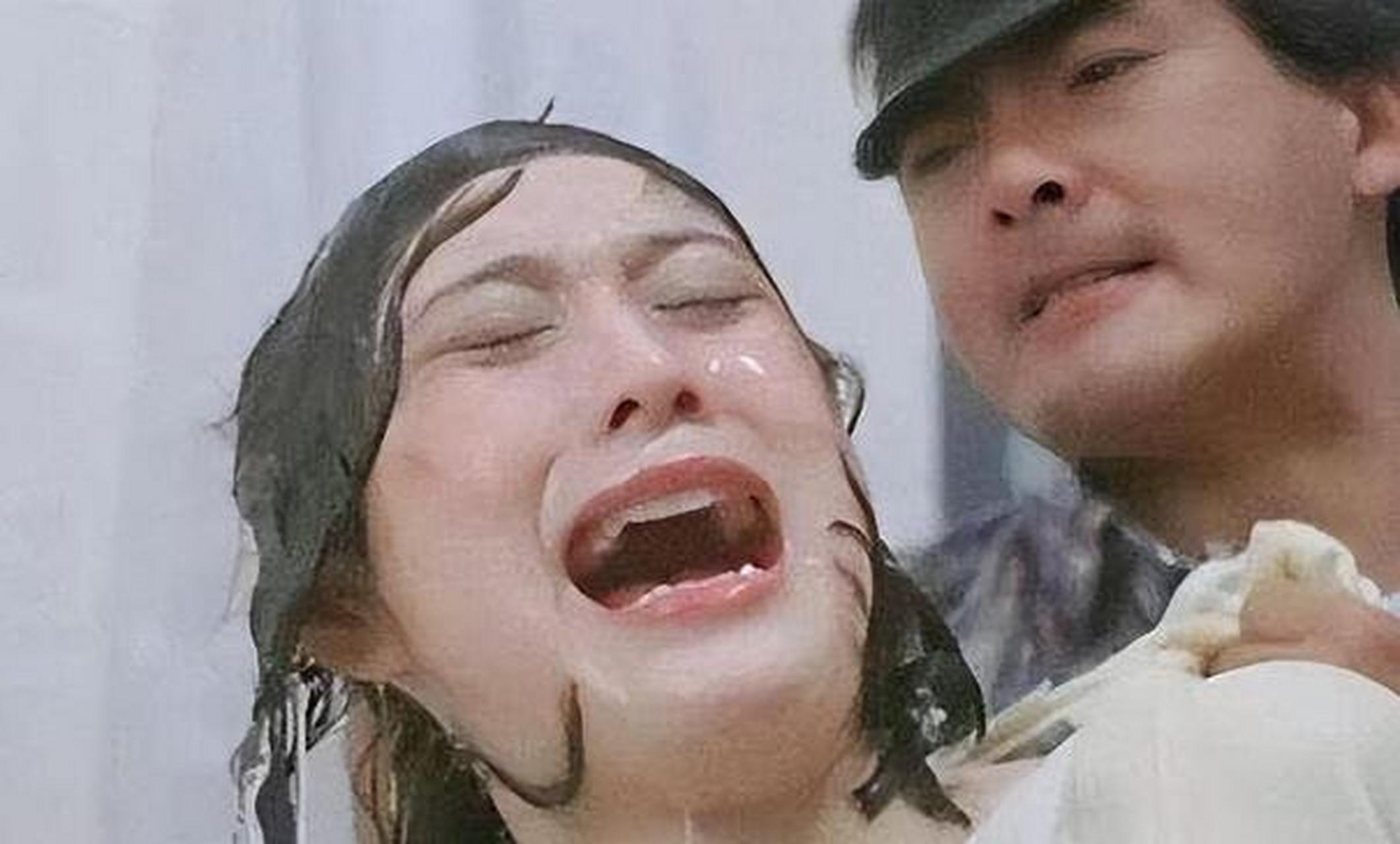 和曾志伟联手把蛋糕扣在了利智的脸上,利智忍着内心的伤痛到后场清理