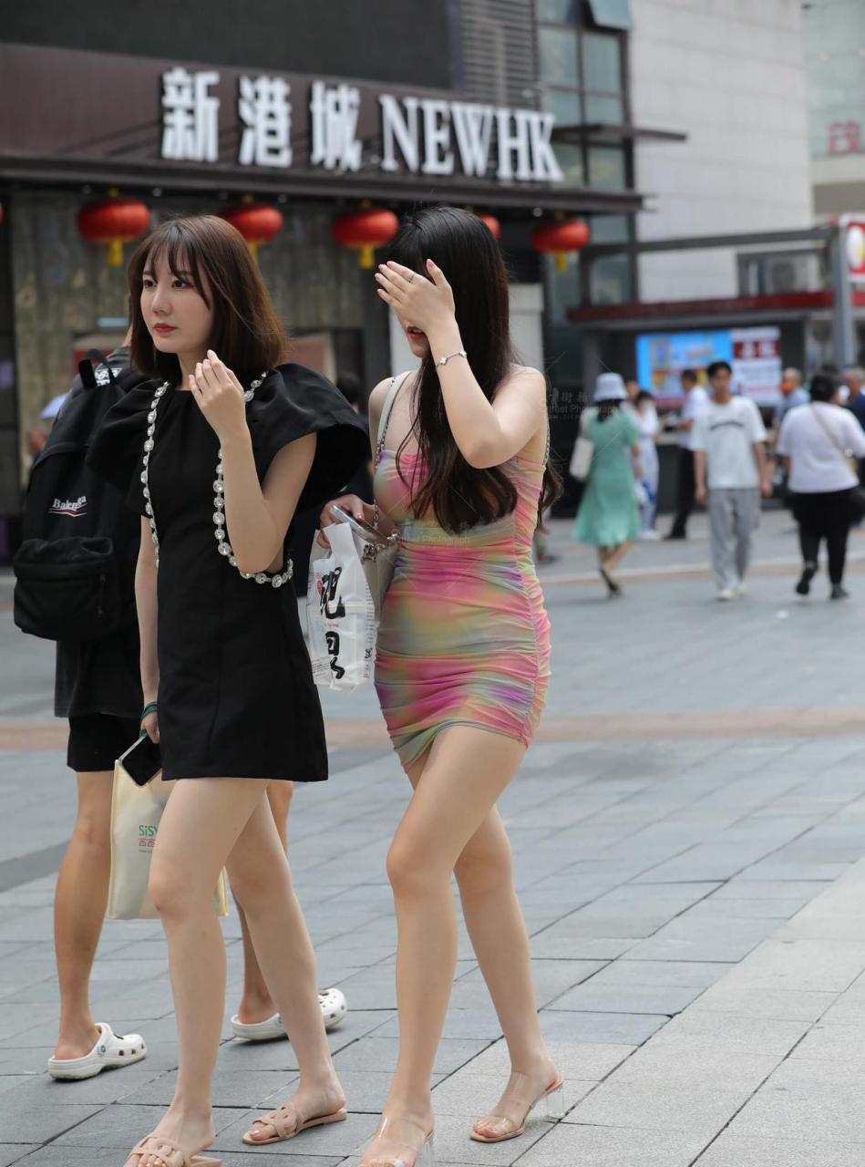 街拍彩虹色超短包臀裙美女