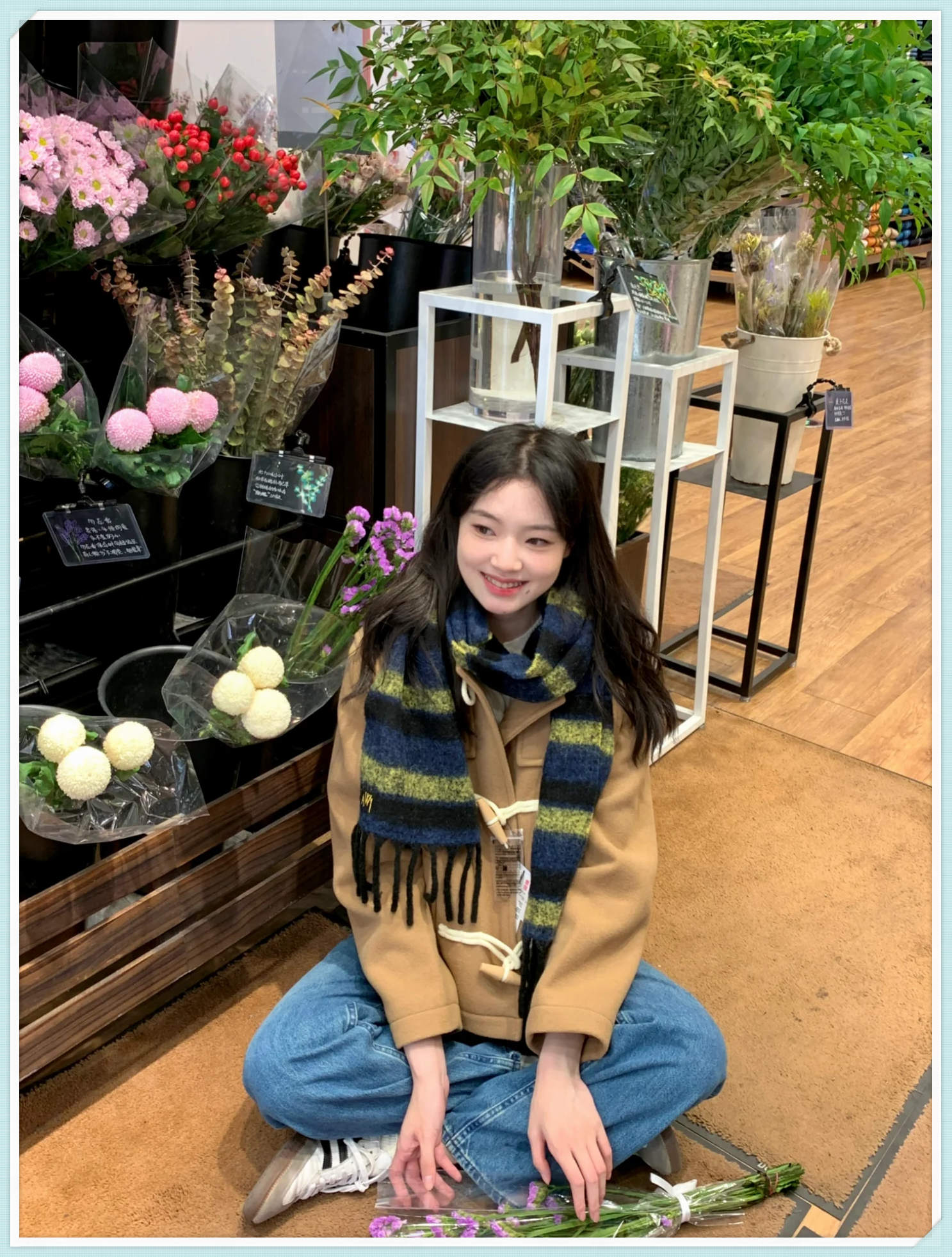 牛角扣大衣和配围巾,带来了那种浓郁的韩剧氛围感,能让人联想到金高银