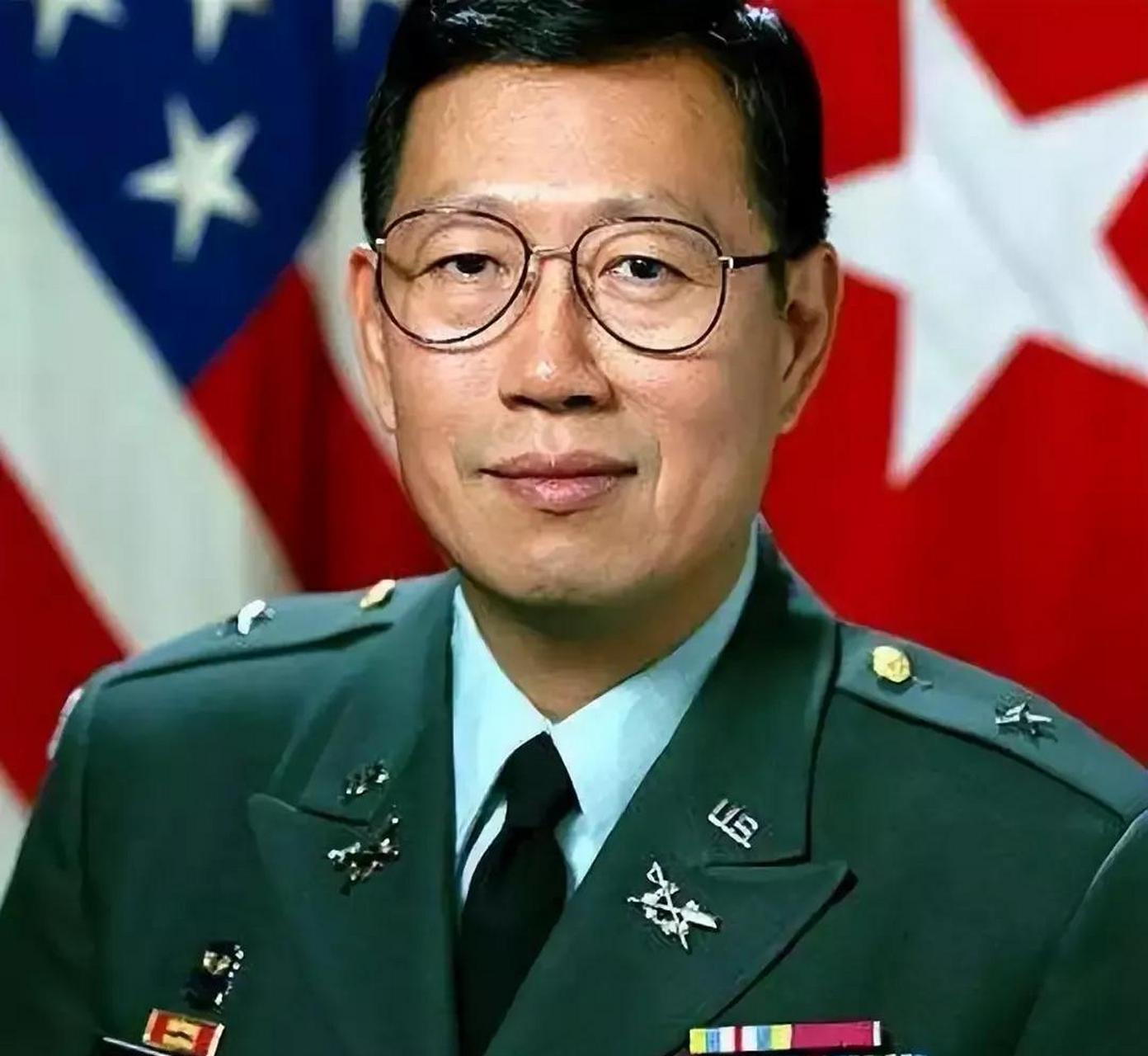 照片中这个人名叫傅履仁,是美国仅有的华裔二星少将.