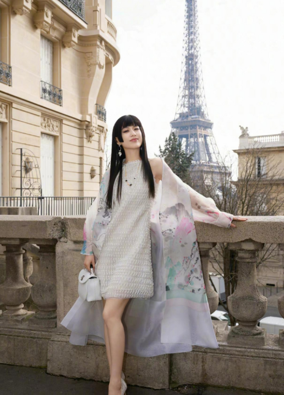 黄圣依半切刘海新造型,新颖独特,很好的修饰了颧骨.