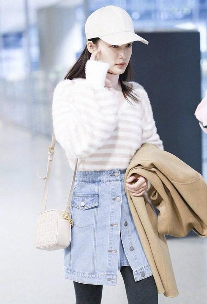 李沁身背furla2019早春系列cometa手袋现身机场,粉嫩嫩的毛衣衬得小姐