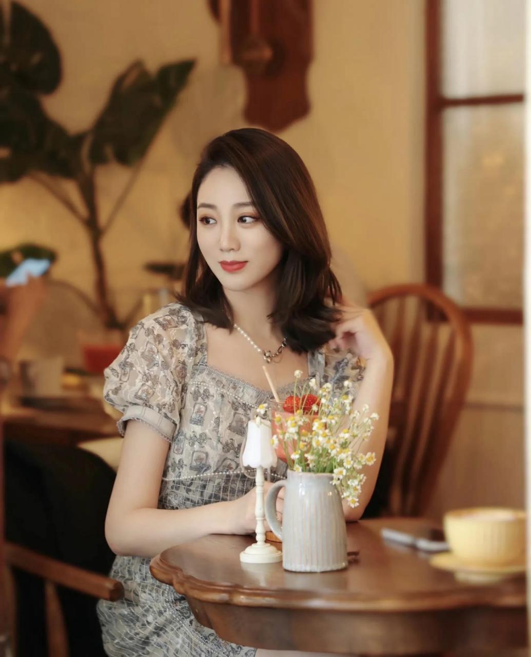 领动计划# 端庄大气的央视主播余露莹!